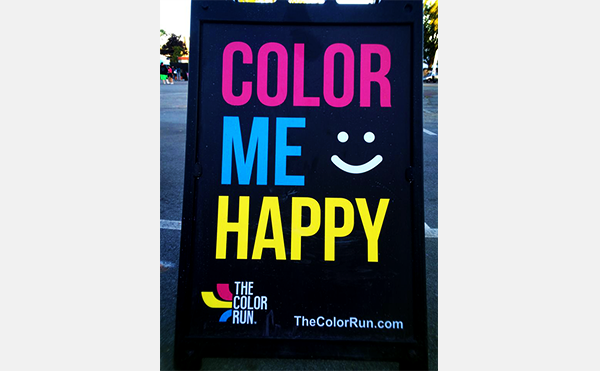 「COLOR ME HAPPY」の看板